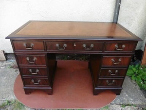 ANTIQUE STYLE LEATHER TOP MAHOGANY TWIN PEDESTAL KNEE HOLE WRITING DESK + KEY - Picture 1 of 15