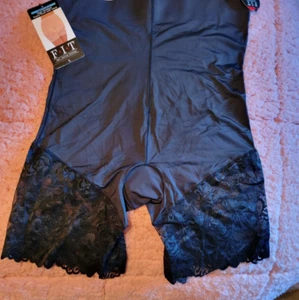 F.I.T. Control de luz corto/encaje L 85% nailon 15% spandex sugerido. Venta al por menor $36.00 - Imagen 1 de 2