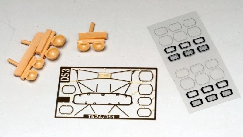Accessori 1/24 FANALIERA x DS3 PARTI IN RESINA E FOTOINCIS. RENAISSANCE TK24/351 - Immagine 1 di 1