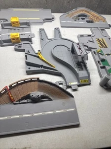 Specialty 7 Piece VTG Mattel 1997 Super Electronic Garage Hot Wheels World Track - Bild 1 von 8