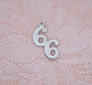 Vintage Sechsundsechzig ~ 66 ~ Jahr 1966 Sterlingsilber Charm - Bild 1 von 2