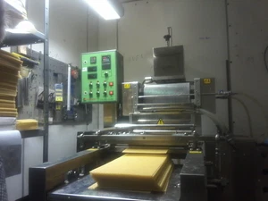 Automatische Wabenherstellungsmaschine - Mittelwandherstellung - Bild 1 von 7