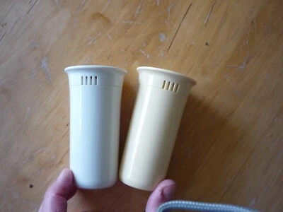 2x Tupperware (Tupper)/1972/Behälter/Ausgießer/Flüssigkeit/Essig/Öl /weiß+creme - Bild 1 von 4