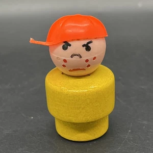 Vintage Fisher Price Little People Jungen gelb Holzkörper Baseballkappe Mad Bully - Bild 1 von 9