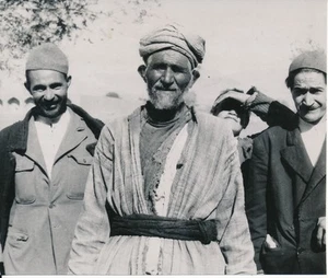 IRAN c. 1960 - Groupe de Paysans - IRAN 10 - Picture 1 of 2