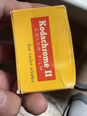 Película Kodachrome II KR135-36, caja abierta Foto 1 de 4