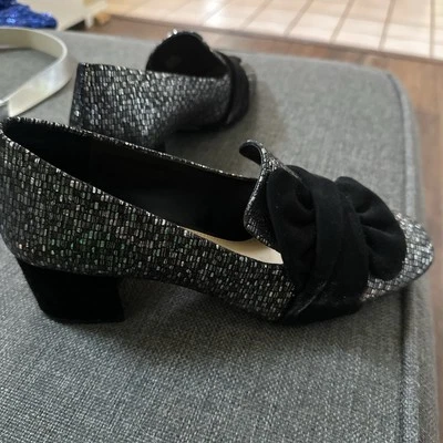 Sapatos femininos Alex Marie prata metálico preto veludo arco acento tamanho 8.5 - Imagem 1 de 4