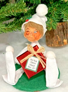 NWT 2022 Annalee Christmas 9" Peeking Naughty Elf" #510222 Present Don't Open - Picture 1 of 8