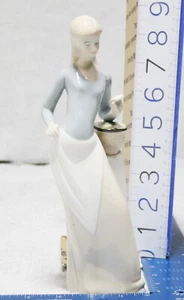 Estatuilla de porcelana vintage elegante alta delgada dama con cesta - Imagen 1 de 6