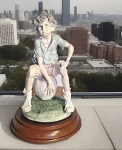 Estatuilla escultura de 8"" de Giuseppe Armani Gulliver's Capodimonte niño en pelota de fútbol - Imagen 1 de 7