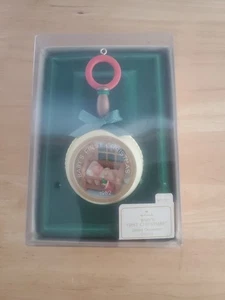 Hallmark Keepsake Ornament Fechado 1982 Primer Sonajero de Navidad Diorama IOB - Imagen 1 de 5