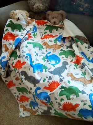 manta receptora bebé franela dinosaurios hecha a mano color blanco suave Foto 1 de 4