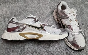 Nike Herren V5 RNR Freizeit Lifestyle, Fallschirm Beige/Metallic Pewter, Größe 12 - Bild 1 von 9