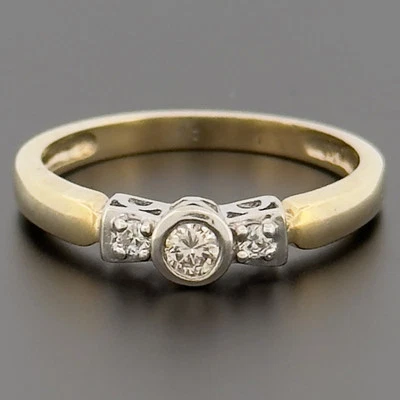 Anillo de tres piedras de diamantes de oro amarillo de 9 quilates talla L Foto 1 de 4