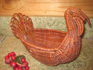 9" Wicker Thanksgiving turkey w/ Waddle basket center piece arragement FTD - Foto 1 di 4