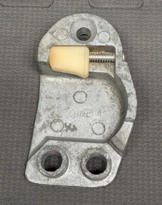 Placa de golpeador de puerta Ford C2AB-6222010-A 1960-1963 Galaxie Falcon T-Bird derecha nueva de stock Foto 1 de 4