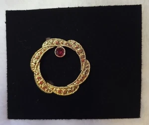 Vintage Gold Toned Circle Rhinestone 1 Red Faceted Jewel Brooch  - Picture 1 of 4