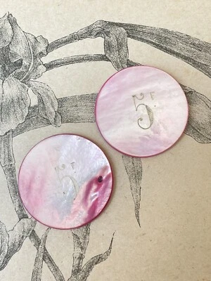 Lot de 2 anciens jetons de casino en Nacre Gravée rose XIXè - 5f Jeux - Photo 1/2