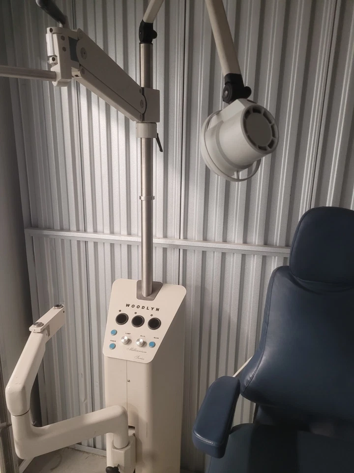 Silla y soporte Woodlyn - ¡Buen estado! Foto 1 de 3