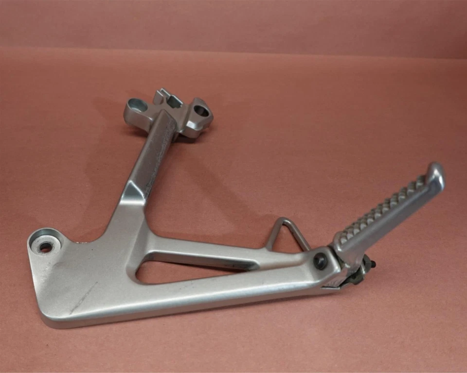 Clavija trasera izquierda pasajero Honda Interceptor 800 VFR800 1998-2001 Foto 1 de 4