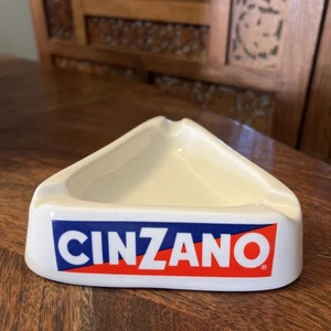 Cenicero triangular vintage Cinzano vermut cerámica blanca plato de baratija de 4,5 pulgadas - Imagen 1 de 6