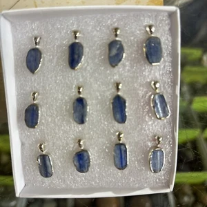 Colgante de plata esterlina natural cianita azul con cadena de plata esterlina de 18 pulgadas - Imagen 1 de 4