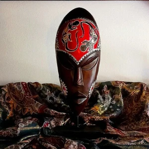 STAMMESMASKE AUF STÄNDER * WUNDERSCHÖNE DETAILS IN PURPURROT UND TIEFSCHWARZEM DESIGN! - Bild 1 von 9