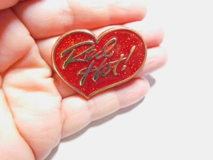 Broche vintage de plástico rojo corazón caliente rojo oro brillante tarjetas Hallmark - Imagen 1 de 5