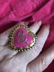 BETSEY JOHNSON RARE VINTAGE LARGE Heart Pink RING With Yellow Stones Size 6 - Picture 1 of 2