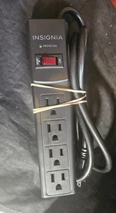 Insignia- 4-Outlet Power Strip - Black (16669) - Afbeelding 1 van 4