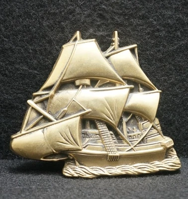 WG03131 FANTÁSTICO VINTAGE 1978 RECORTADO *VELERO* BARCO ILUSTRACIONES HEBILLA DE CINTURÓN DE LATÓN Foto 1 de 2