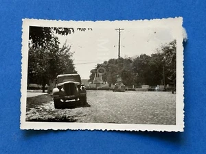 Foto, Schilderwald und Pkw in Maikop Ukraine 1941 XT55189 - Bild 1 von 2