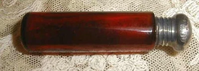 Antiguo perfume de vinagreta de vidrio rubí y plata esterlina inglesa de 1800 Londres Foto 1 de 4