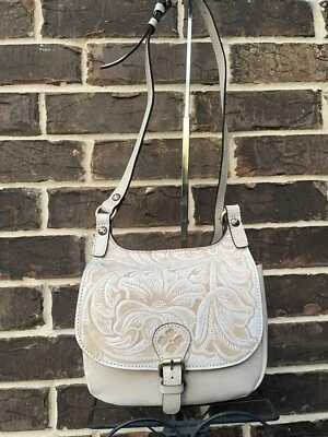 NUEVO CON ETIQUETAS $199 Bolso Patricia Nash Linny Sillín Tiza Marfil Blanco Bandolera Tooled S Foto 1 de 4