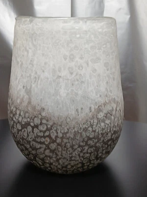 Jarrón oblongo soplado a mano Pottery Barn acabado vidrio de mar blanco gris florero desvanecido 7,75" Foto 1 de 4