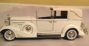 Signature 1933 Cadillac Town Car Die-Cast 1:32 In Box With Stand - Picture 1 of 6