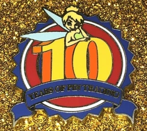 SPILLA DISNEY WDW 2009 TRADING 10° ANNIVERSARIO BOOSTER COLLEZIONE PIN TINKER BELL - Foto 1 di 1
