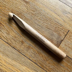 Unbranded SUPER MEGA Size Bamboo Crochet Hook - Size 50 / 25mm - Picture 1 of 3