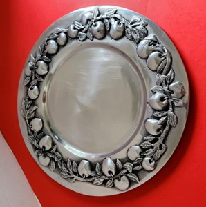 1 Vintage geprägte schwere Zinn Platte Ladegerät Platte Apfel Design 13 1/4" - Bild 1 von 12