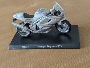 TRIUMPH DAYTONA 955i 1-18 SCALE MAISTO MOTORCYCLE MODEL ON A STAND - Picture 1 of 8