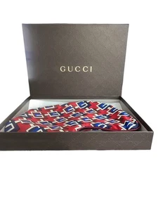 Gucci Reisekissen Geo Geometrisch G Print Seide Neu Mit Karton - Bild 1 von 3
