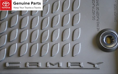 Alfombrillas híbridas Toyota Camry 2025-2026 OEM para todo tipo de clima-PT908-03250-02-logo negro Foto 1 de 4