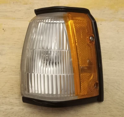 1987-1988 NISSAN SENTRA PARKING / TURN SIGNAL LIGHT (LH) - Image 1 of 4