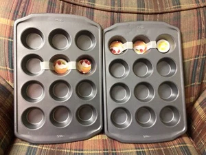 Lote de (2) utensilios para hornear antiadherentes Wilton sartén para magdalenas de 12 tazas - Imagen 1 de 4