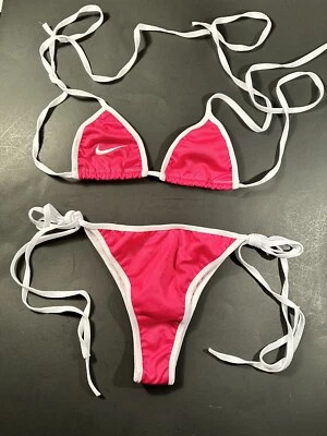 NUEVO CON ETIQUETAS Rosa \ Blanco Nike Logo Bikini Top e Inferior Traje de Baño Mediano Con Falda Foto 1 de 4