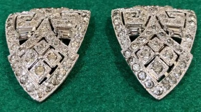 РАННЯЯ ПАРА МЕТАЛЛИЧЕСКИХ ЗАЖИМОВ ДЛЯ ОБУВИ СО СТРАЗАМИ ПАТЕНТ NO1852188 В ХОРОШЕМ АНТИКВАРНОМ СОСТОЯНИИ - Изображение 1 из 4