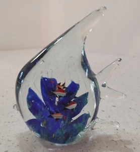 Pisapapeles de vidrio soplado con peces y arrecifes en el interior de 6" de alto - Imagen 1 de 6