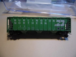 N - Atlas (Austria) - 3 Bay Covered Hopper, Burlington Northern MM couplers - Picture 1 of 2
