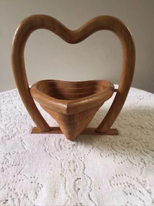 Wooden Heart Shaped Collapsible Accordion Spiral Cut Basket Trivet Ruffels &Wood - Picture 1 of 12