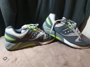 Saucony Grid 9000 Scarpe da ginnastica da uomo grigio/verde (S70077-24) taglia UK 9, EUR 44 - Foto 1 di 17